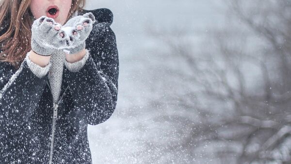Девушка играет со снегом - Sputnik Литва