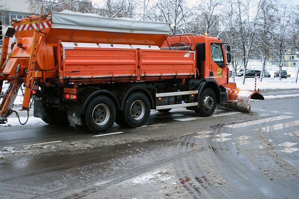 Снегоуборочная техника очищает проезжую часть - Sputnik Lietuva