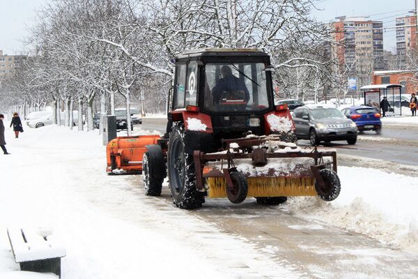 Снегоуборочная техника очищает тротуары - Sputnik Lietuva