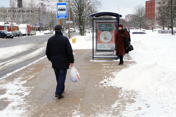 Пешеходы на остановке общественного транспорта - Sputnik Литва