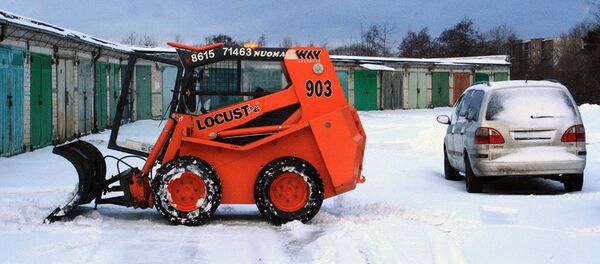 Снегоуборочная техника возле гаражей Снегоуборочная техника возле гаражей - Sputnik Lietuva