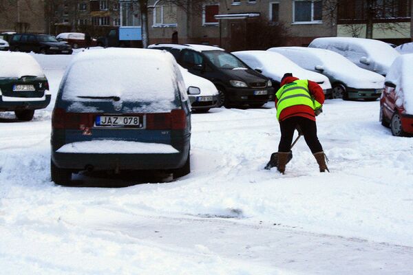 Дворники очищают дорожки между жилыми домами в Григишкес - Sputnik Lietuva