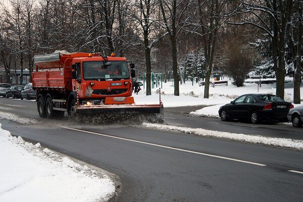 Снегоуборочная машина очищает проезжую часть в столичном микрорайоне Лаздинай - Sputnik Литва