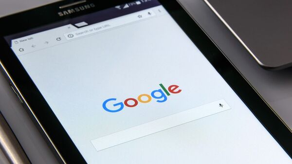 Поисковик Google открыт на планшете - Sputnik Литва
