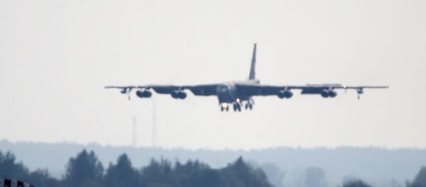 Прилет бомбардировщика Б-52 на авиасалон МАКС-2011 - Sputnik Литва
