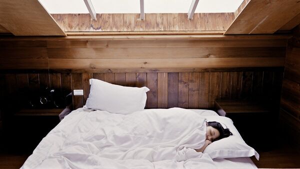 Женщина спит в кровати - Sputnik Литва