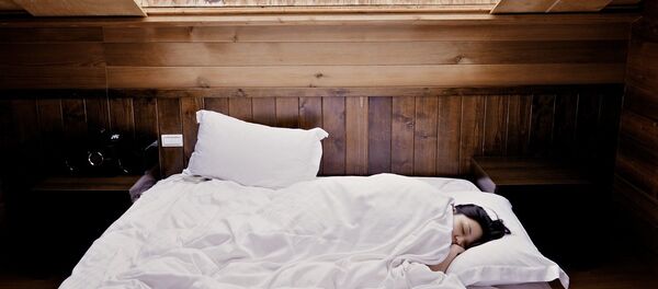 Женщина спит в кровати Женщина спит в кровати - Sputnik Литва