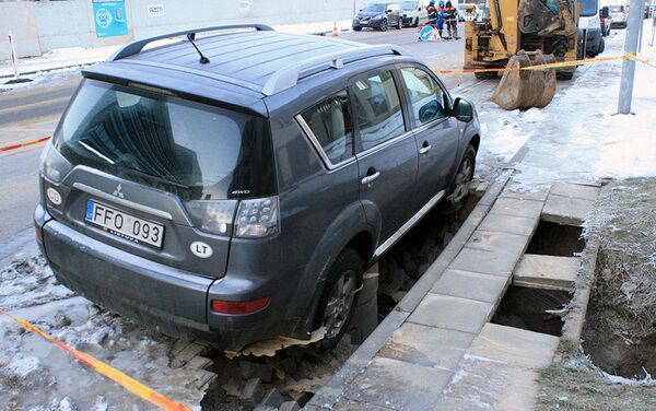Автомобиль Mitsubishi провалился в яму - Sputnik Литва
