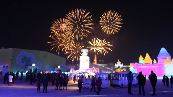 Открытие зимнего фестиваля в Харбине: фейерверк и дворцы изо льда - Sputnik Lietuva