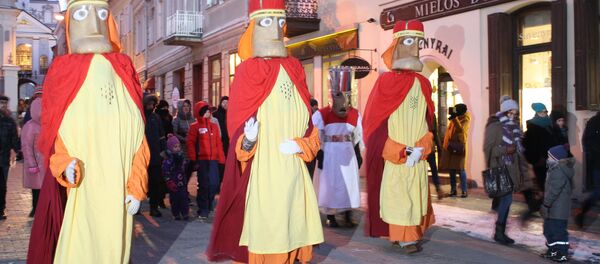 Три Короля идут по улице Аушрос Вартаи Три Короля идут по улице Аушрос Вартаи - Sputnik Lietuva