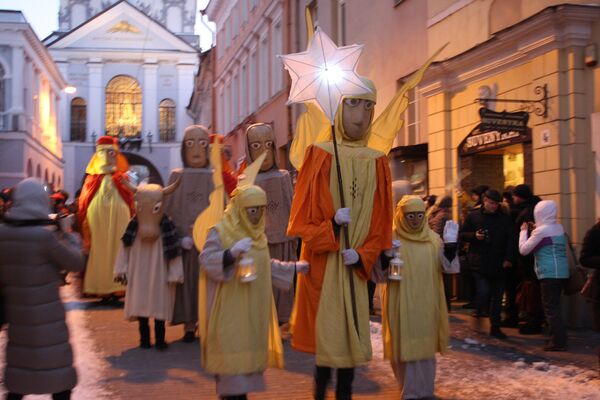 Шествие движется по улице в сопровождении верующих и туристов - Sputnik Lietuva