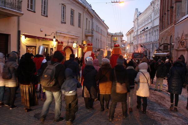 Позади Трех Королей идут верующие и туристы - Sputnik Lietuva