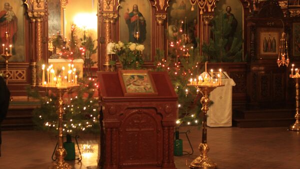 Рождественские елки - главное украшение храма в праздник Рождества Христова - Sputnik Lietuva