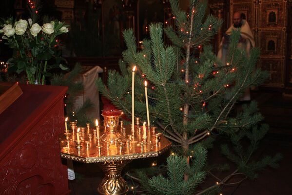 Свечи горят у рождественской елки - Sputnik Lietuva