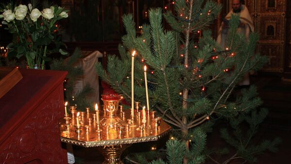 Свечи горят у рождественской елки - Sputnik Литва