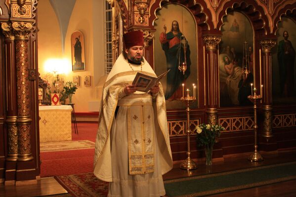 Священник читает рождественское послание Патриарха всея Руси Кирилла - Sputnik Lietuva