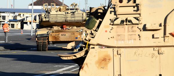 Разгрузка американской военной техники в порту Бремерхафен в Германии - Sputnik Литва