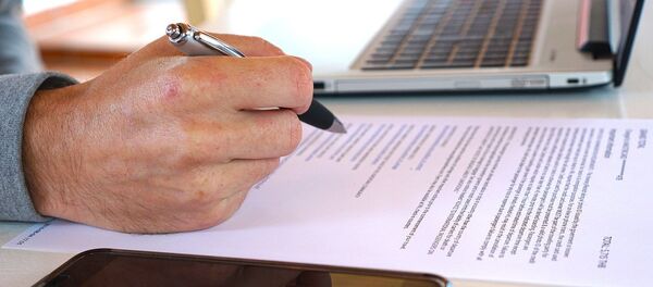 Человек работает с документом - Sputnik Литва