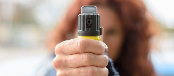 Женщина собирается применить перцовый баллончик Женщина собирается применить перцовый баллончик - Sputnik Литва