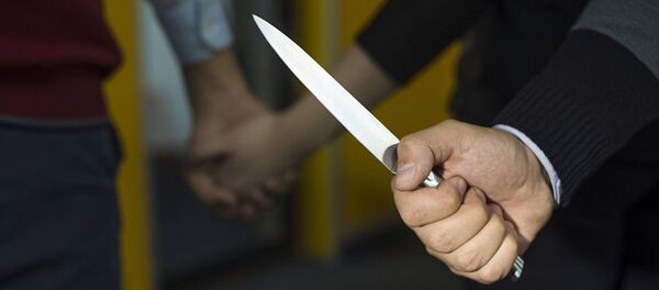 Мужчина держит нож на фоне пары Мужчина держит нож на фоне пары - Sputnik Lietuva