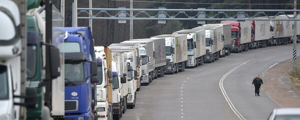 Очередь из грузовиков на границе, архивное фото - Sputnik Литва