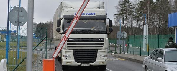 Грузовик проходит приграничный контроль Грузовик проходит приграничный контроль - Sputnik Lietuva