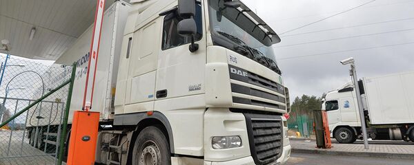 Грузовик проходит приграничный контроль - Sputnik Литва