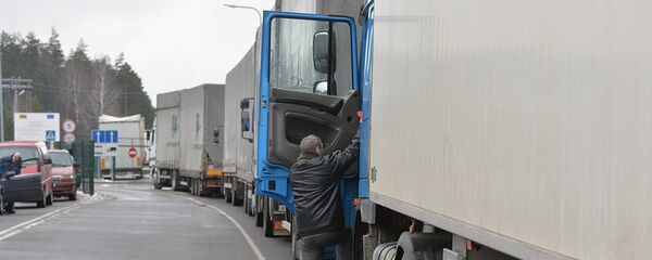 Водитель садится в грузовик на границе - Sputnik Литва