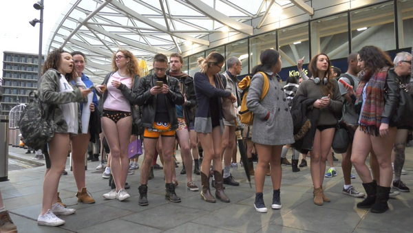 День без штанов – как ежегодный флешмоб прошел в Лондоне и Берлине - Sputnik Lietuva