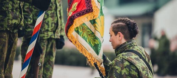 Девушка-солдат приносит присягу отечеству - Sputnik Lietuva