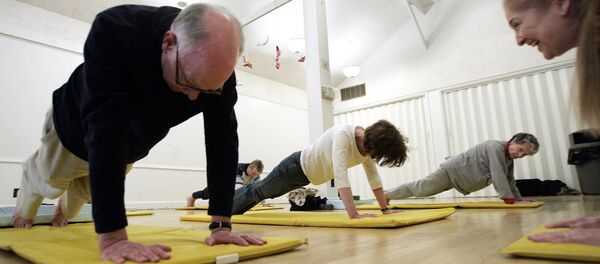 Люди в возрасте занимаются йогой - Sputnik Литва