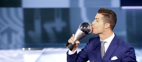 Криштиану Рональдо получает награду - Sputnik Lietuva