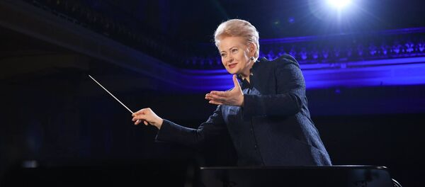 Даля Грибаускайте дирижирует Даля Грибаускайте дирижирует - Sputnik Lietuva