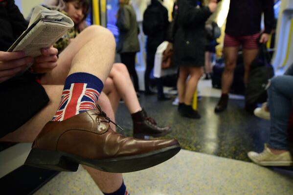 Участник ежегодного флешмоба В метро без штанов в лондонском метро - Sputnik Литва