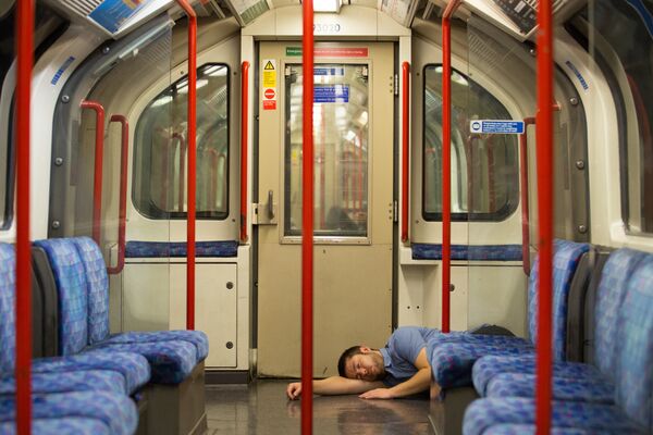 Человек заснул в поезде лондонского метро - Sputnik Литва
