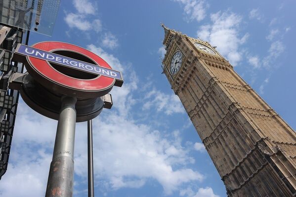 Одни из самых известных символов Лондона - Метро и Большой Бен - Sputnik Литва