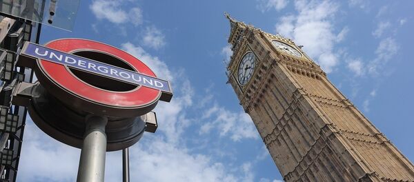 Одни из самых известных символов Лондона - Метро и Большой Бэн Одни из самых известных символов Лондона - Метро и Большой Бэн - Sputnik Lietuva