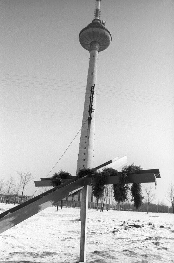 Один из крестов возле телебашни - Sputnik Lietuva