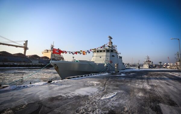 Karo laivų flotilėje prisišvartavę laivai šią dieną buvo papuošti signalinėmis vėliavėlėmis. - Sputnik Lietuva