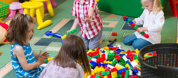 Дети играют в детском саду - Sputnik Литва