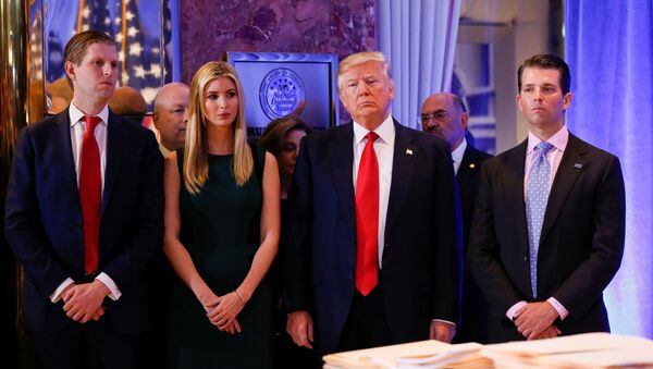 Избранный президент США Дональд Трамп с детьми перед началом первой официальной пресс-конференции в Нью-Йорке - Sputnik Литва
