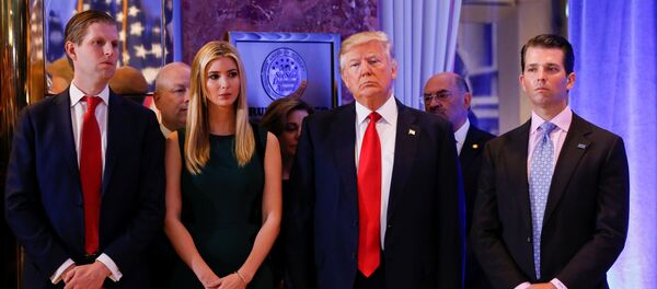 Избранный президент США Дональд Трамп с детьми перед началом первой официальной пресс-конференции в Нью-Йорке - Sputnik Литва