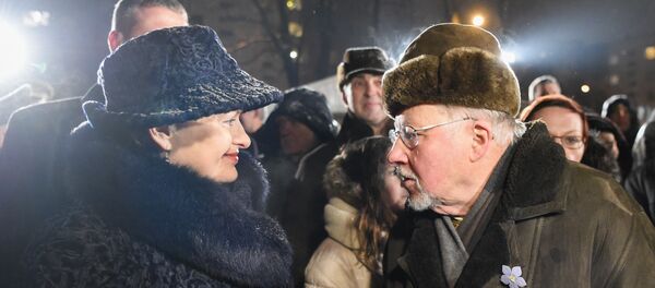 Витаутас Ландсбергис и Даля Грибаускайте на открытии мемориала в память о погибших 13 января 1991 года Витаутас Ландсбергис и Даля Грибаускайте на открытии мемориала в память о погибших 13 января 1991 года - Sputnik Литва