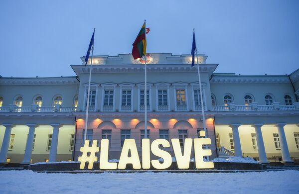 У президентского дворца установлена символическая светящаяся надпись #Laisvė У президентского дворца установлена символическая светящаяся надпись #Laisvė - Sputnik Литва