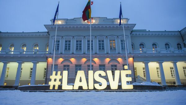 У президентского дворца установлена символическая светящаяся надпись #Laisvė - Sputnik Lietuva