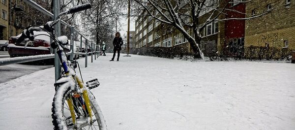 Велосипед дожидается нового сезона на улице Альгердо - Sputnik Литва