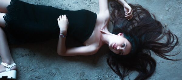 Девушка лежит на полу Девушка лежит на полу - Sputnik Lietuva
