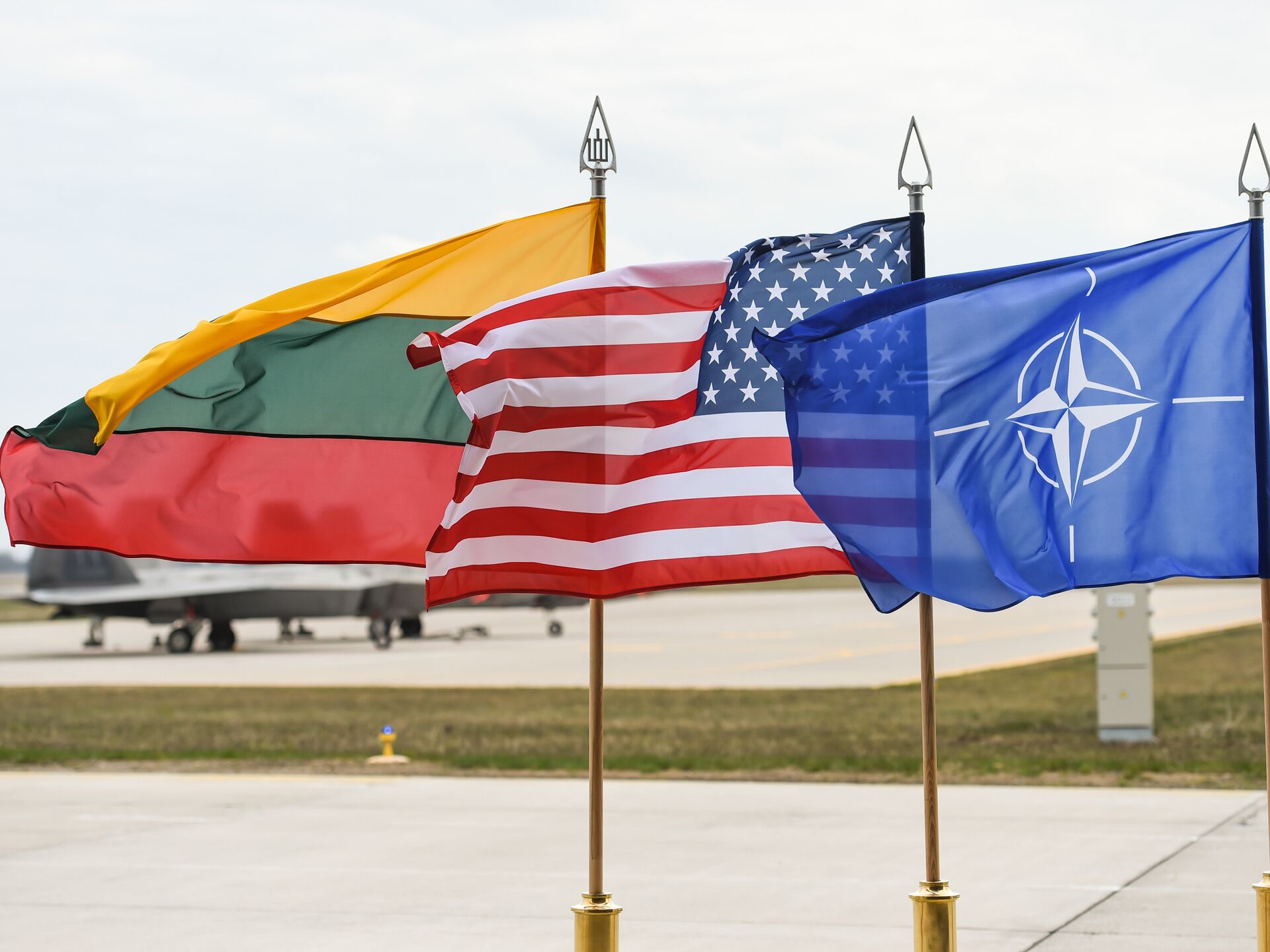 Польша находится в нато. Флаг Литвы и НАТО. США НАТО РФ флаг. Флаги Литвы, Латвии, Эстонии и НАТО. Латвия и Литва в НАТО.