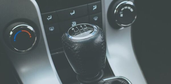 Рычаг управления в салоне машины Рычаг управления в салоне машины - Sputnik Lietuva