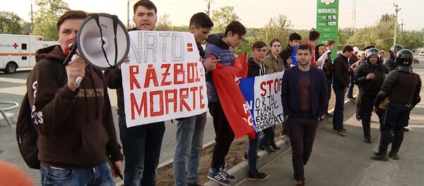 СПУТНИК_Долой НАТО – молдаване заблокировали колонну военной техники США под Кишиневом - Sputnik Литва